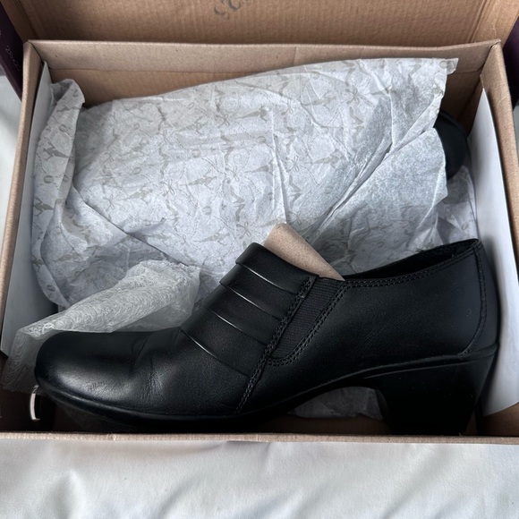 CLARKS INGALLS FALLS WOMENS SLIP-ON SHOES/ Size: 9 - Picture 14 of 15